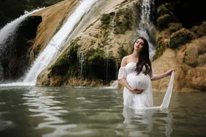 Beautiful maternity session by waterfall and lake in Texas
